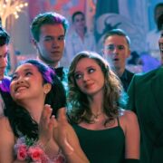 Para Todos os Garotos brincava nos bastidores