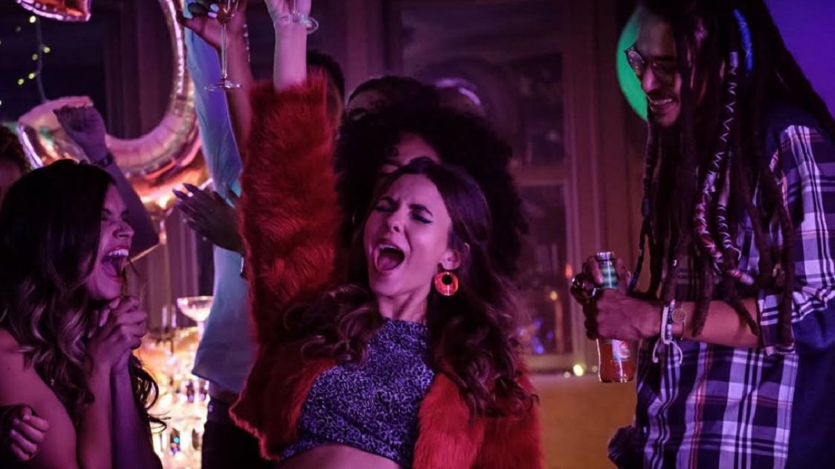 Esticando a Festa: Victoria Justice volta dos mortos para ajudar amiga em trailer de nova comédia da Netflix