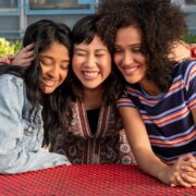 Você vai ficar chocado com a idade dos atores da série 'Eu Nunca...' da Netflix