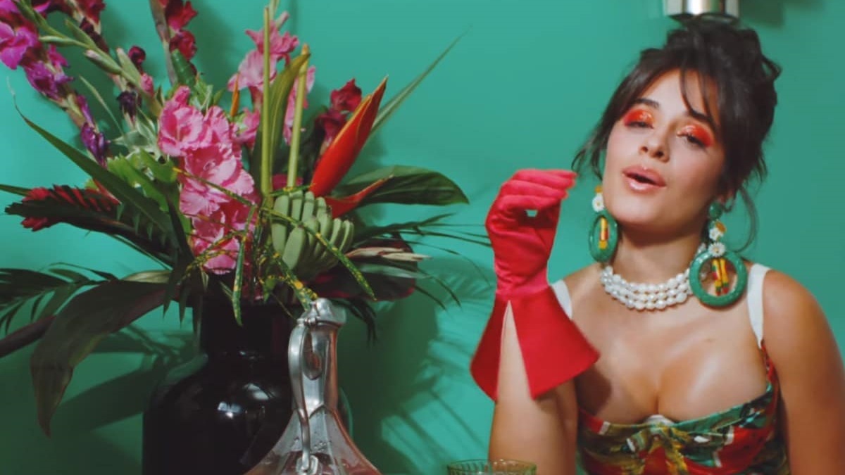 Camila Cabello faz seu comeback com o hino latino Don't Go Yet
