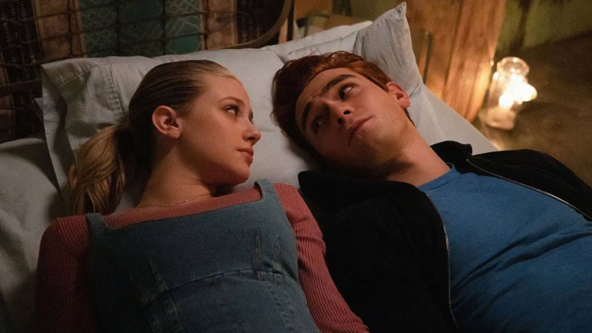 Criador de 'Riverdale' fala sobre o futuro de Betty e Archie como casal na 5ª temporada