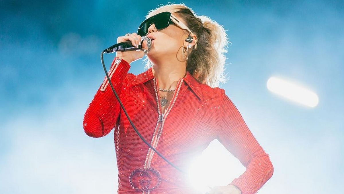 Miley Cyrus posta vídeo cantando '7 Things' no Lollapalooza e você precisa ver isso