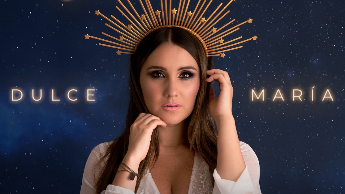 Dulce María regravou um grande sucesso da música mexicana, "Déjame Ser".