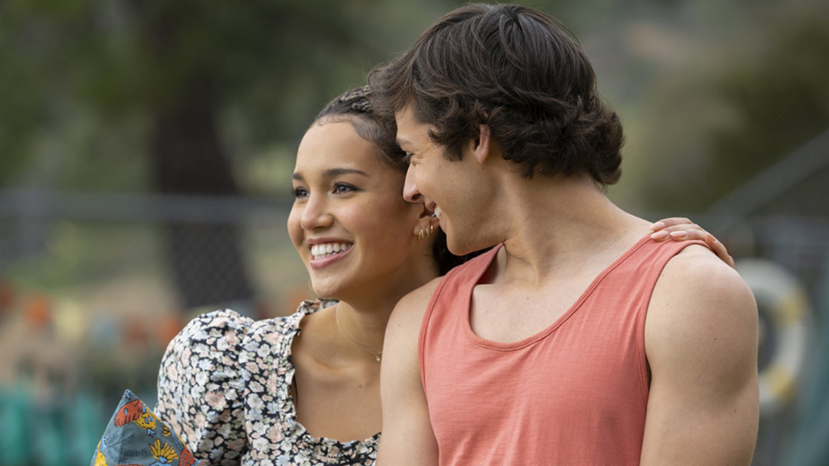 EJ (Matt Cornett) olhando para Gina (Sofia Wylie) e sorrindo, na 3ª temporada de "High School Musical: The Series"