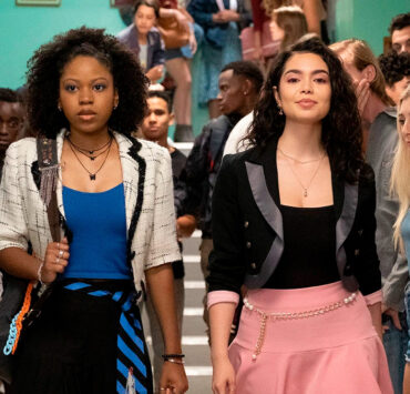 Riele Downs (Darby) e Auli'i Cravalho (Capri) nos corredores da escola em uma cena do filme "Darby: A Jovem Sensitiva"