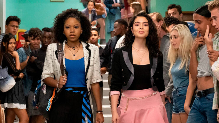 Riele Downs (Darby) e Auli'i Cravalho (Capri) nos corredores da escola em uma cena do filme "Darby: A Jovem Sensitiva"