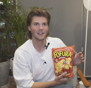 Ruel prova comidas brasileiras em sua primeira passagem pelo Brasil; vem ver (EXCLUSIVO)