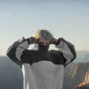 BRINO, SUCESSO NA TWITCH, LANÇA SUA CARREIRA MUSICAL COM A IMPACTANTE “TODO MUNDO TÁ TÃO BEM”