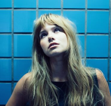 Clarissa anuncia "TANTAS FORMAS DE DIZER ADEUS" e celebra o pop/rock do futuro em show de lançamento em SP